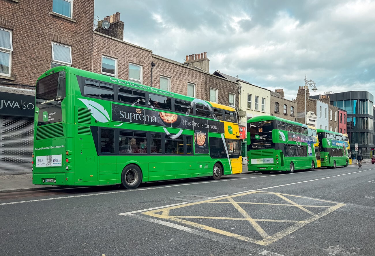 Dublin Bus na przystanku w Dublinie