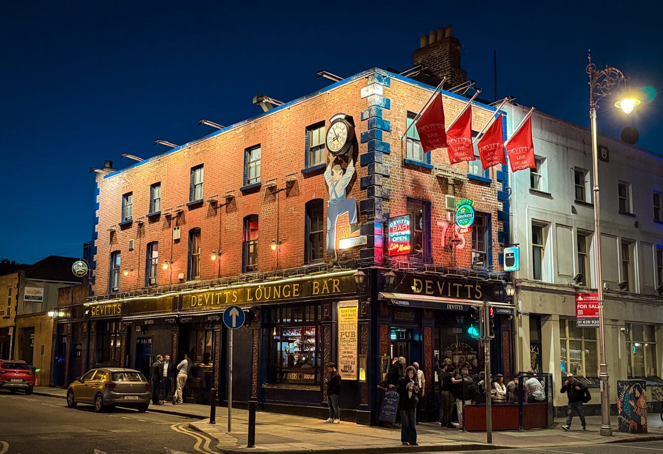 Fasada pubu Devitt's Pub w Dublinie