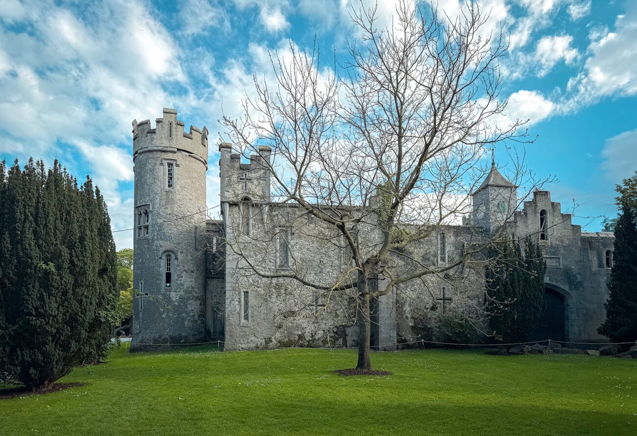 Widok na zamek Howth Castle w Howth w Irlandii