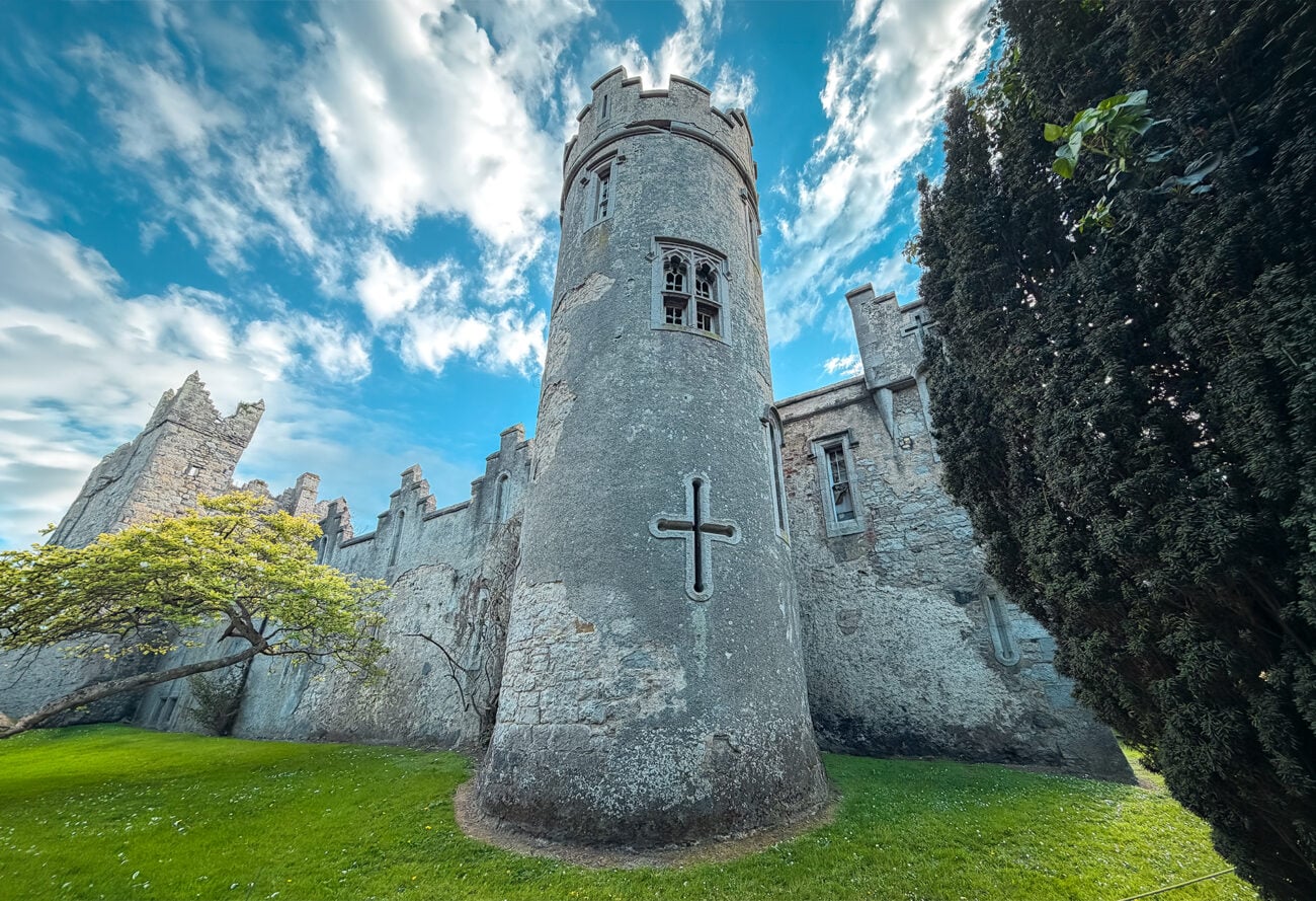 Widok na wieżę Howth Castle w Howth w Irlandii