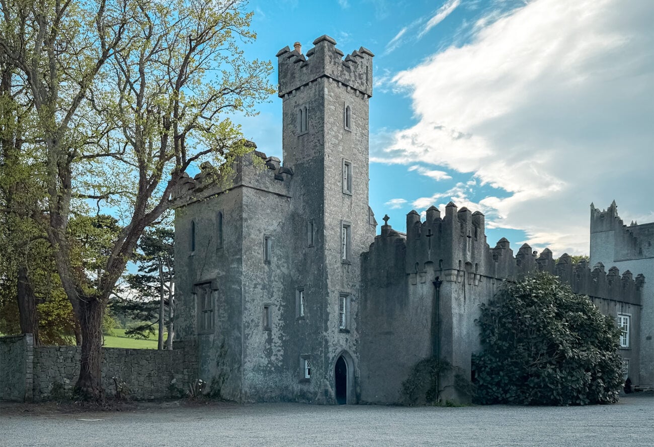 Widok na zamek Howth Castle w Howth w Irlandii