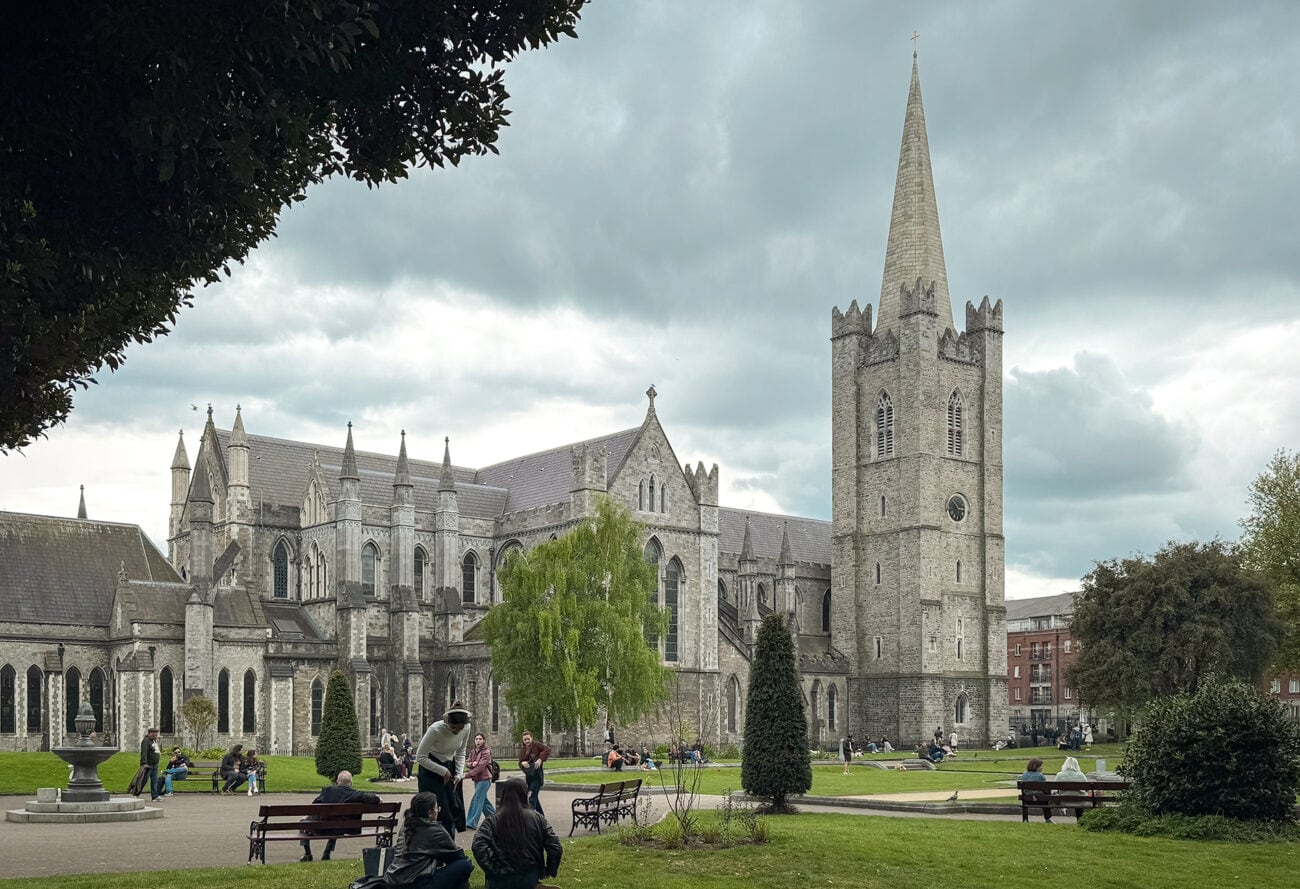 Widok na Katedrę Św. Patryka w Dublinie