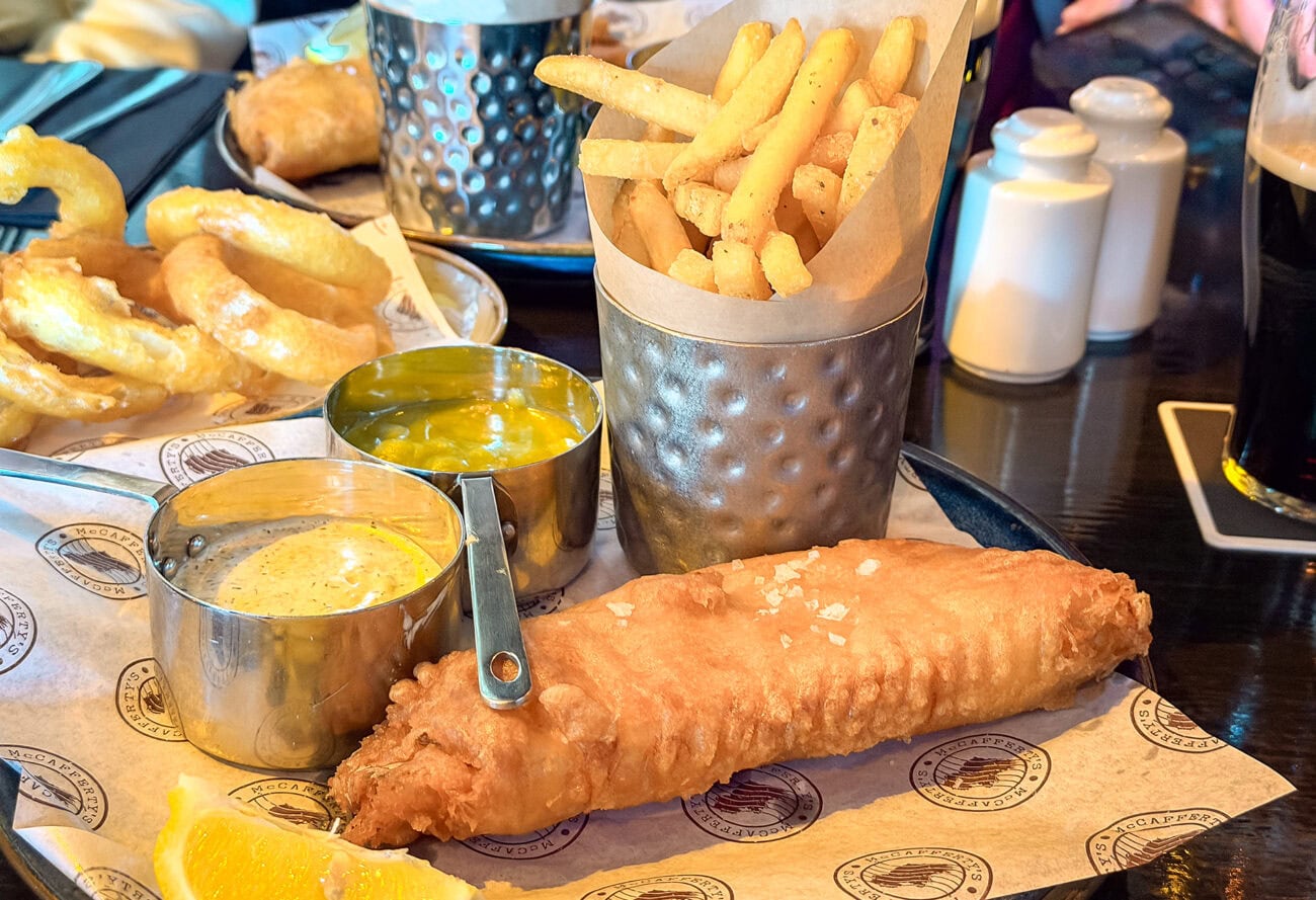 Fish & Chips w McCafferty's at The Barge w Dublinie
