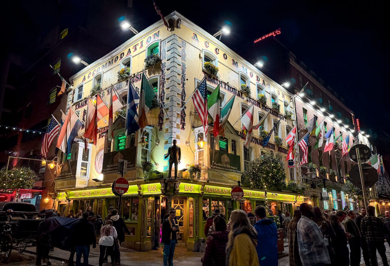 Pub Gogarty's Temple Bar w Dublinie wieczorem