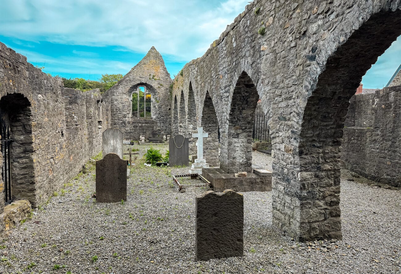 Wnętrze St. Mary's Abbey w Howth
