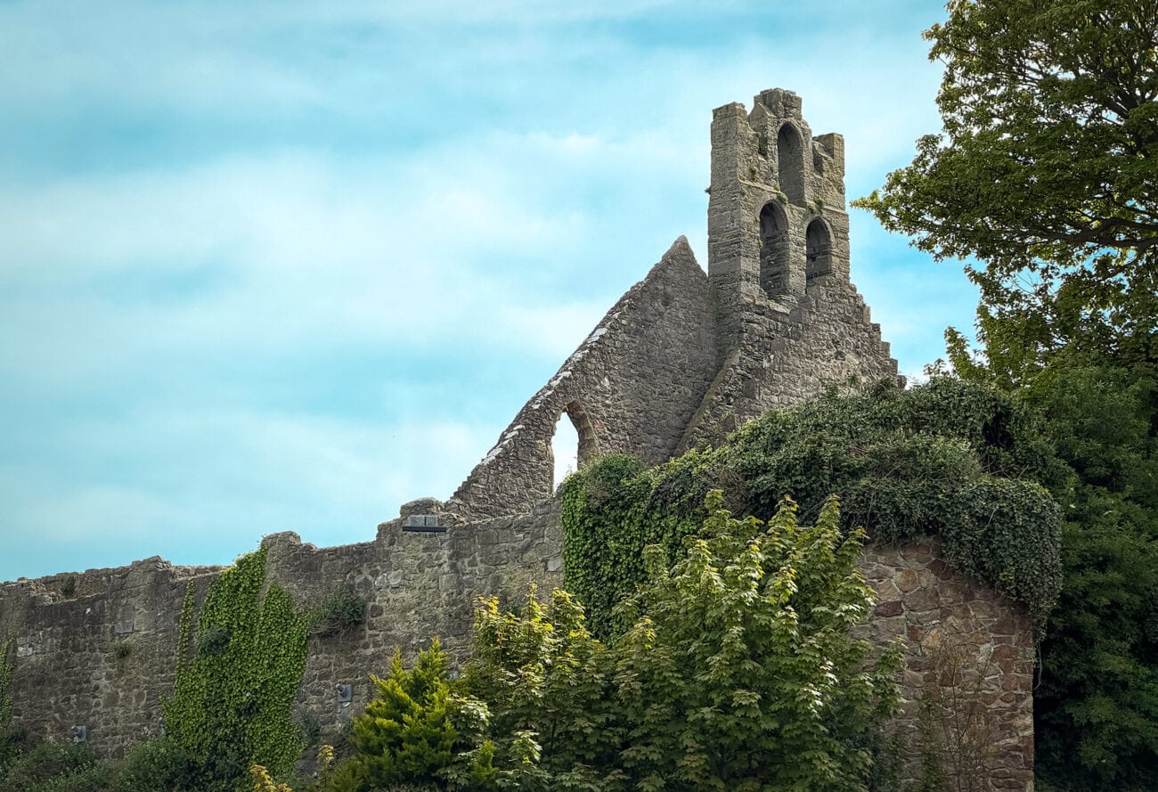Widok na St. Mary's Abbey z ulicy przy porcie w Howth