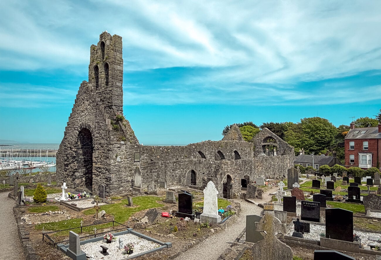Widok na cały klasztor St. Mary's Abbey w Howth