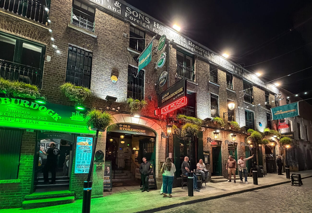 Dzielnica Temple Bar w Dublinie wieczorem