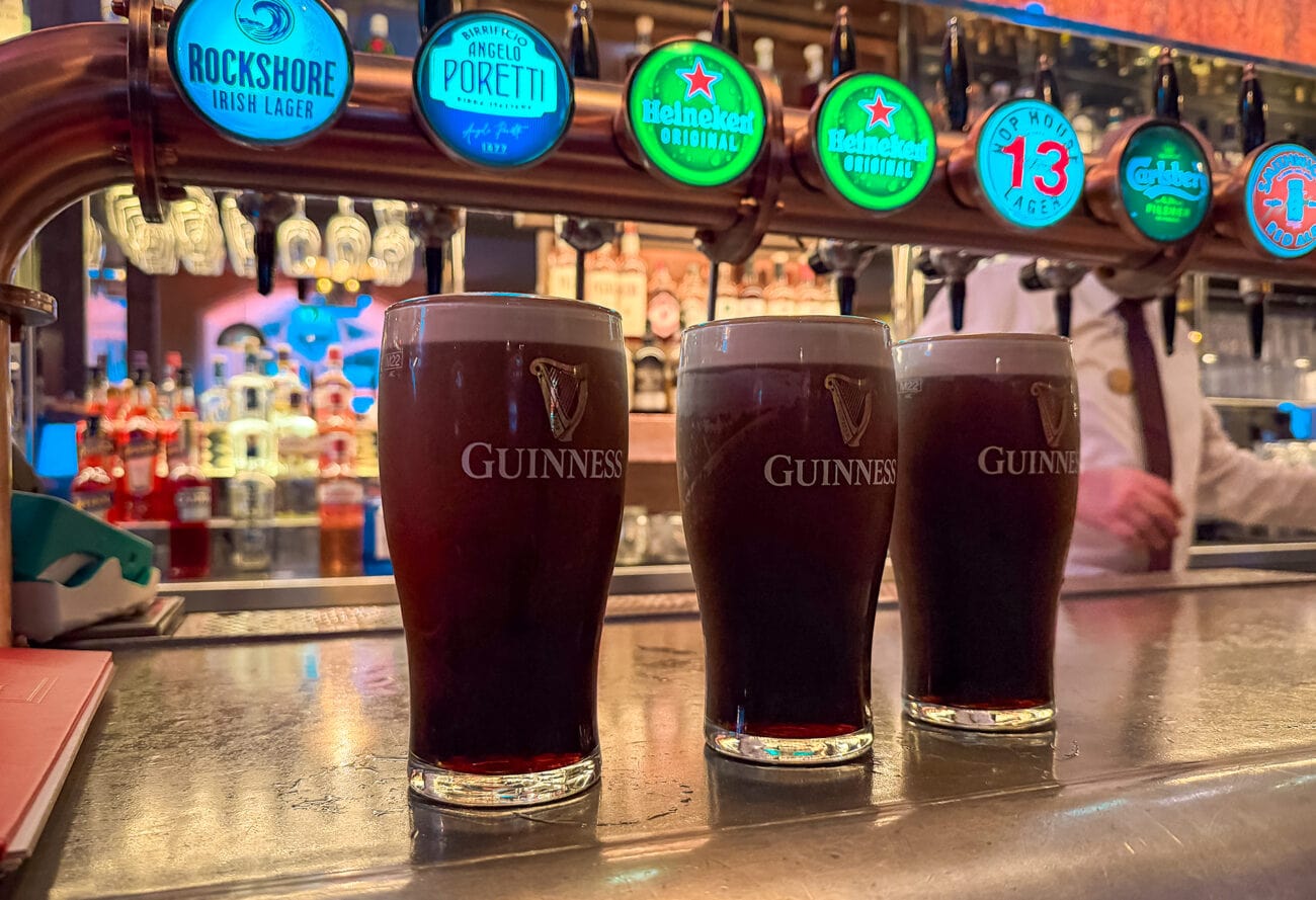 Guinness na barze w pubie The Church w Dublinie