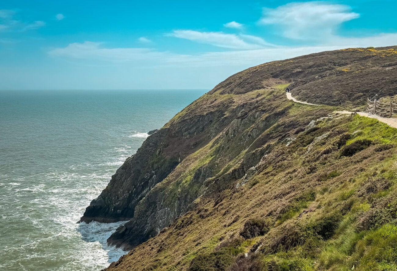 Szlak Trameline Loop w Howth w Irlandii z widokiem na morze