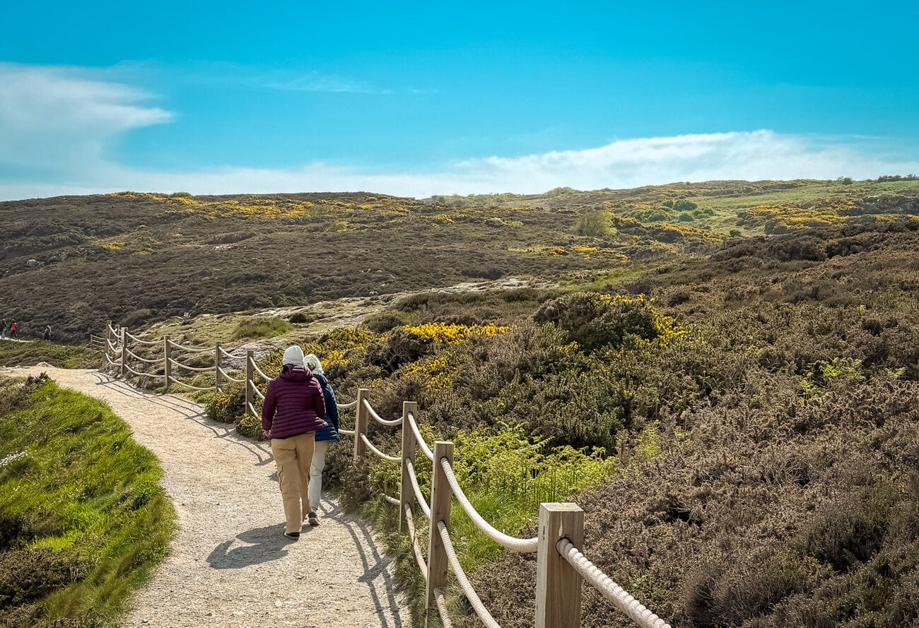 Początek szlaku Trameline Loop w Howth w Irlandii